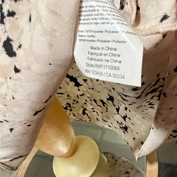 H by HALSTON Size M Speckled Chiffon Ruffled Asymmetrical Blouse Ivory Tan Black - Picture 10 of 12